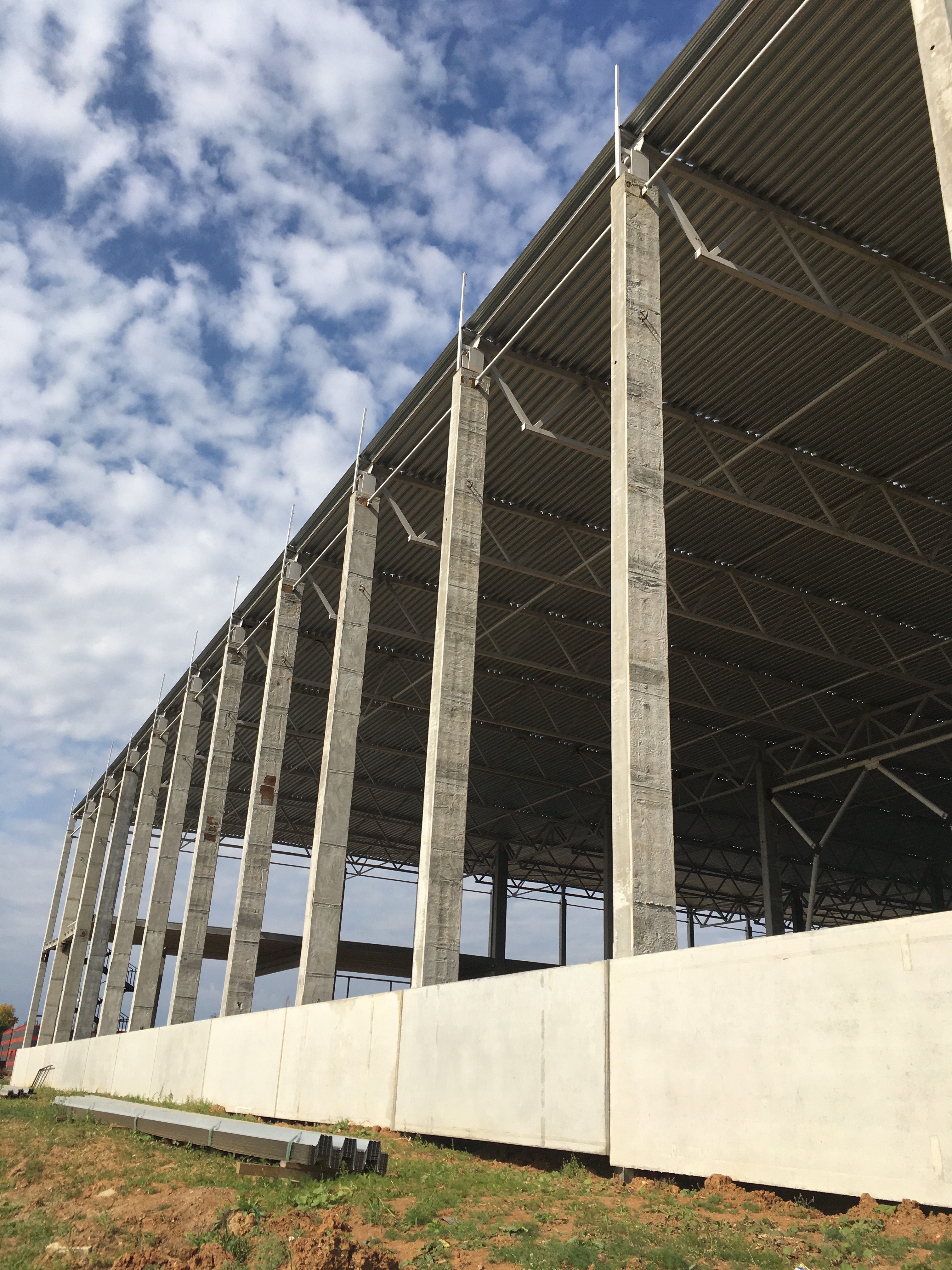 Изготовили и смонтировали металлоконструкции крыши здания склада в Ленинградской области 120х72м