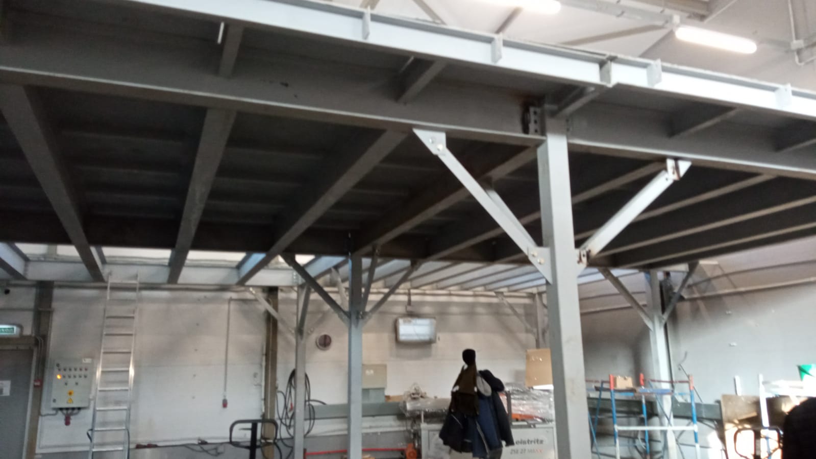 Смонтировали техническую площадку 11,5х9,4м в производственном цехе.