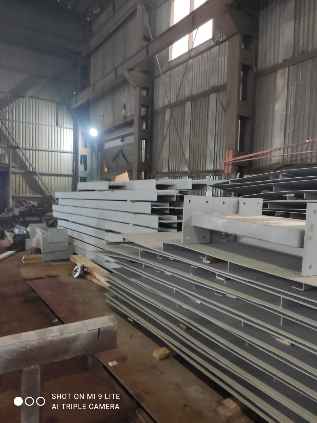 Сварили металлоконструкции, покрасили в серый цвет на 2 раза грунт-эмалью ХВ